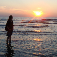 zon ondergang opkomst strand zee vrouw