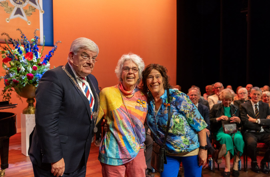 Burgemeester Jan van Zanen samen met Petra Moonen en Ineke de Bruin
